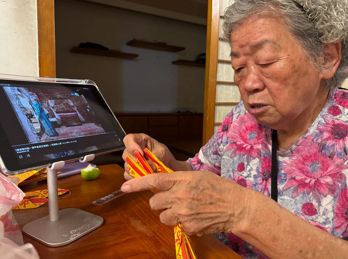 Bà ngoại bỗng "nghiện" điện thoại, đỏ mặt xem video, tôi lén theo dõi thì lặng người khi thấy thứ bà mê mẩn