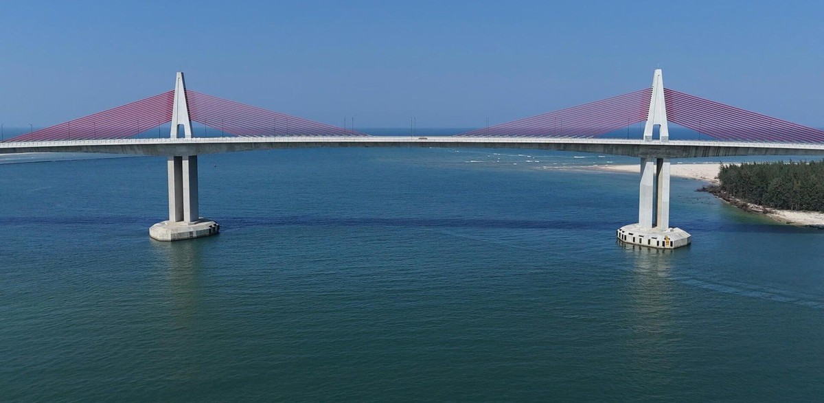 Việt Nam sắp hoàn thành cầu vượt biển dài nhất miền Trung trị giá 2.400 tỷ, chuẩn bị thông xe vào đúng dịp đặc biệt