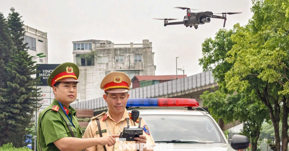 Hà Nội: CSGT dùng flycam kết hợp camera AI xử lý xe dừng đỗ sai quy định