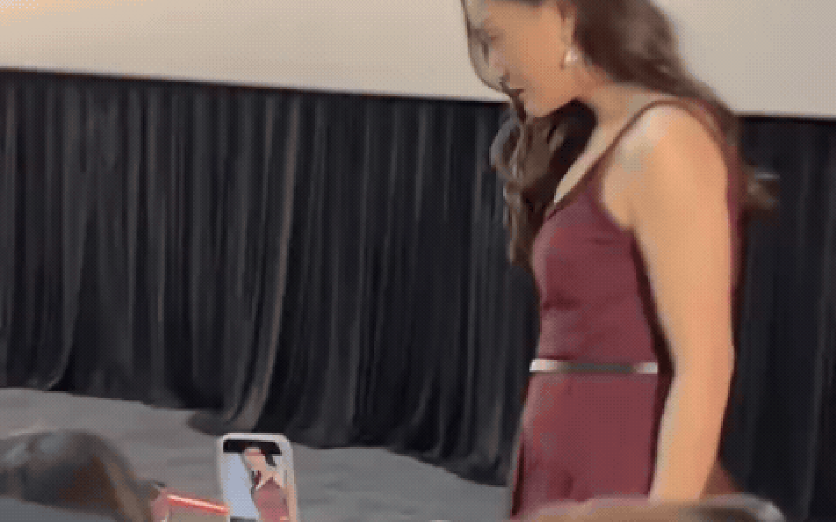 Lan Phương vừa hét vừa liếc như "lên đồng" giữa sự kiện