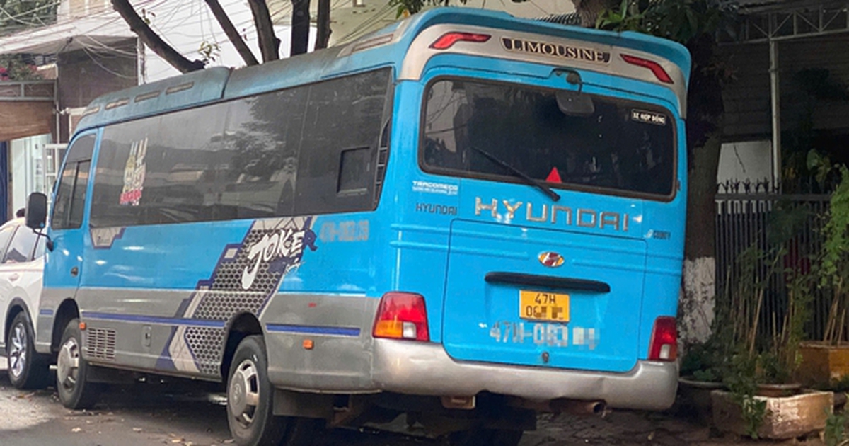 Xe khách bị "bỏ mặc” trước nhà dân suốt hơn 7 tháng