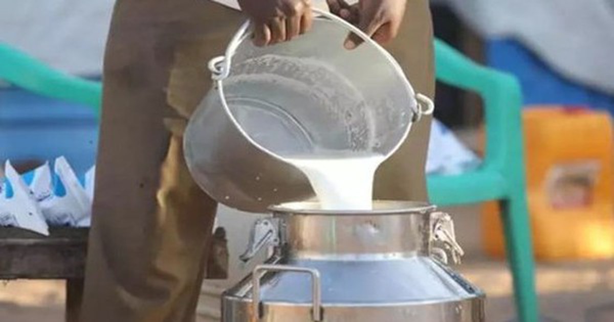 Đột kích một căn nhà lúc 1 giờ sáng, công an triệt phá đường dây sản xuất sữa giả từ hóa chất, tịch thu hàng nghìn lít dung dịch