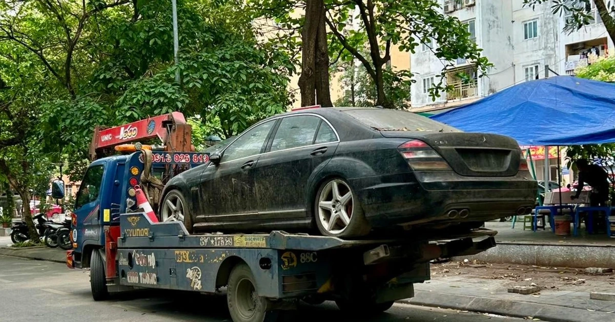 Công an thông tin về xe ô tô S63 bị "bỏ quên" 10 năm ở vỉa hè ở Hà Nội