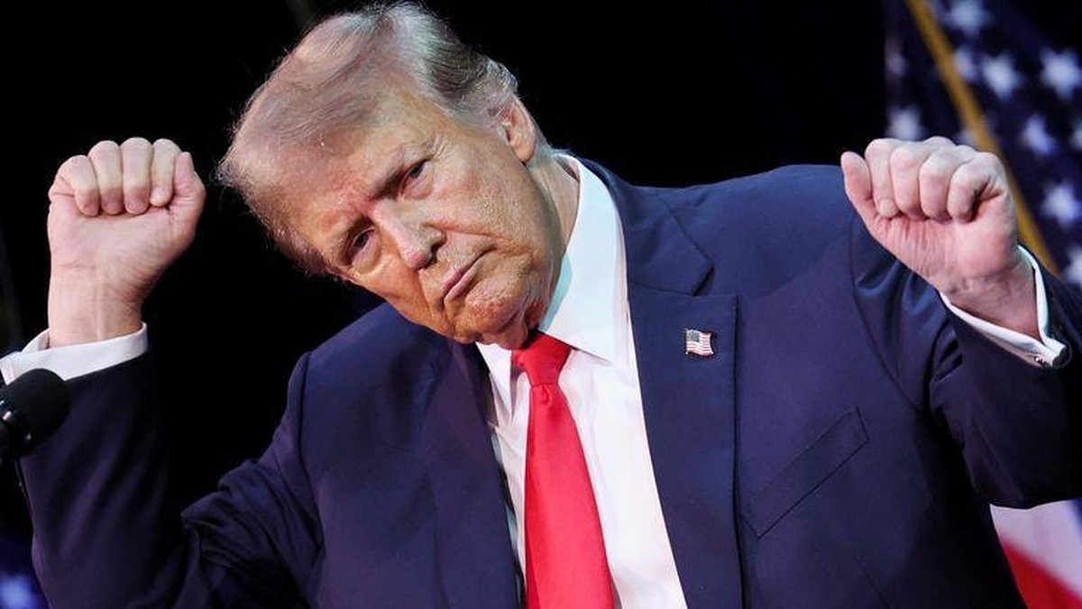 Ông Trump bất ngờ cảm ơn Iran vì hàng trăm tàu chuyển hướng tới Mỹ hút dầu