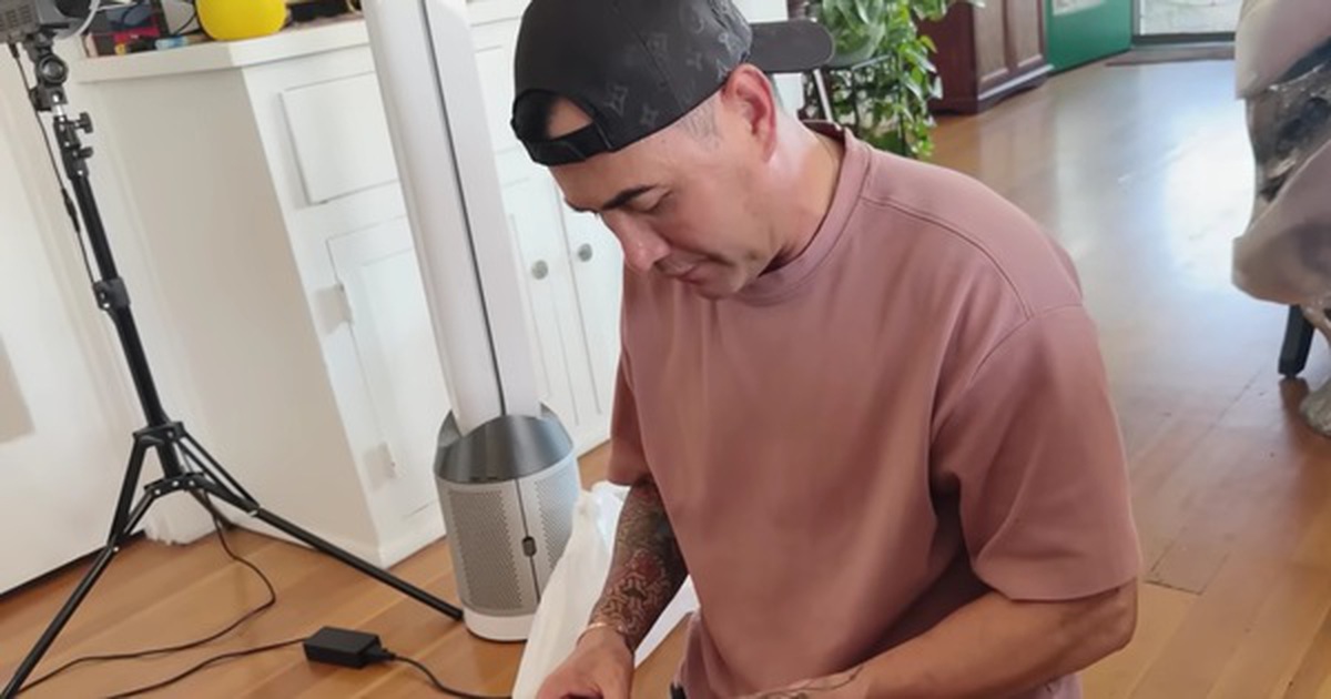 Nam ca sĩ ở Mỹ: "Tôi về Việt Nam như đi buôn vậy"