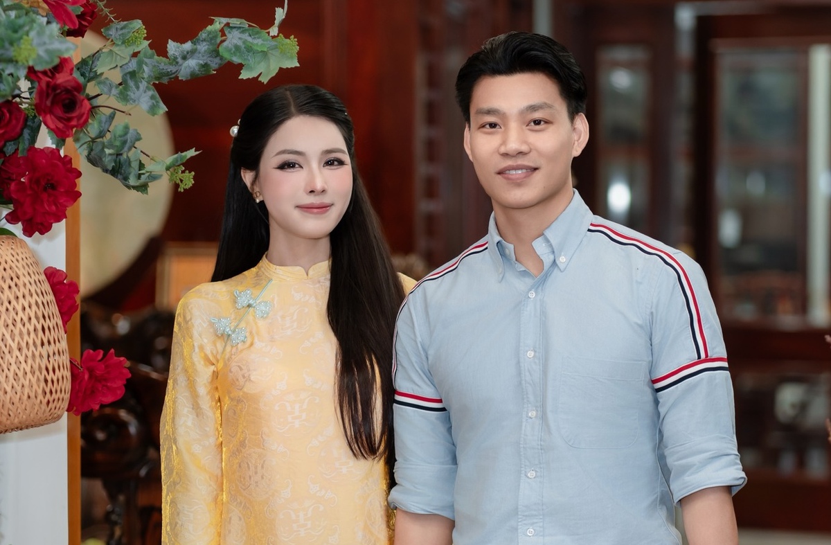 Văn Thanh bảnh bao đi hỏi vợ, nàng WAG xinh khác hẳn ngày thường