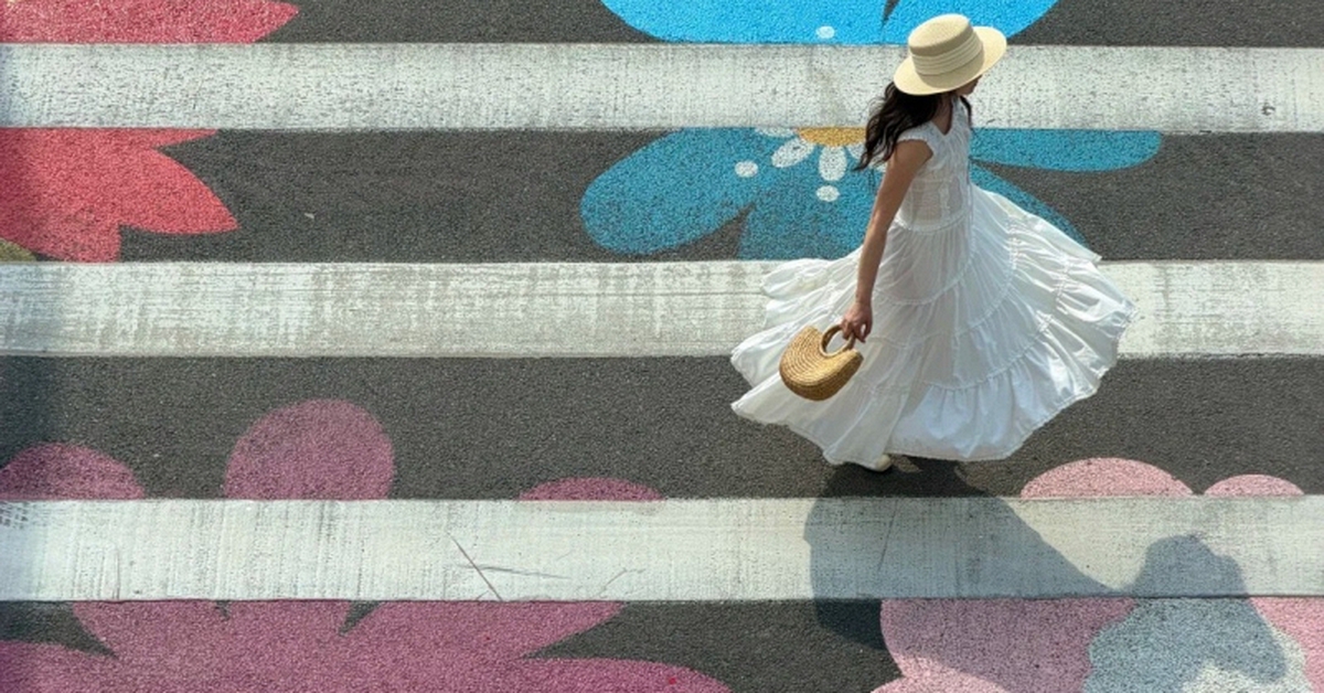 Vạch kẻ đường ở Thượng Hải bỗng nở hoa