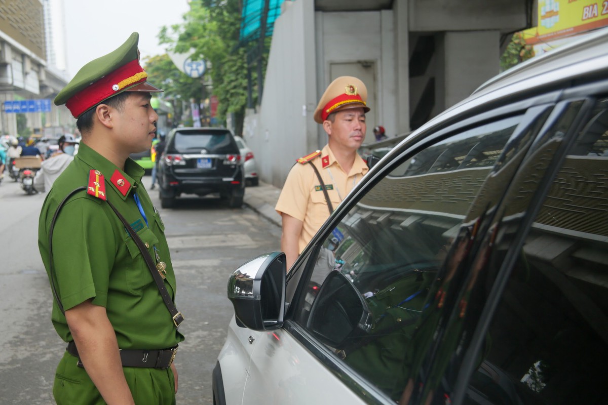 CSGT Hà Nội sử dụng thiết bị đặc biệt để xử lý 1 lỗi vi phạm giao thông phổ biến, các tài xế chú ý