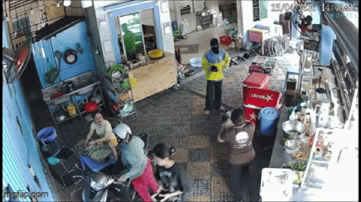 Shipper ngã xe, làm hỏng đơn trà sữa và bánh tráng: Chủ quán lên tiếng sau đoạn clip "gây bão"