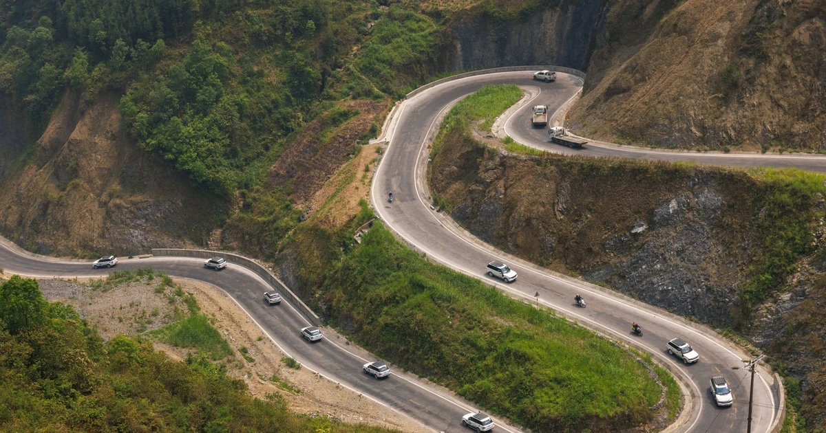 Cảnh sắc ấn tượng những khúc cua như dải lụa trên "Con đường Hạnh phúc"