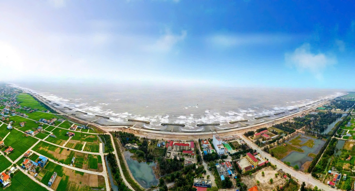 Bãi biển Ninh Bình "hồi sinh" sau dự án 500 tỷ, đón những du khách đầu tiên