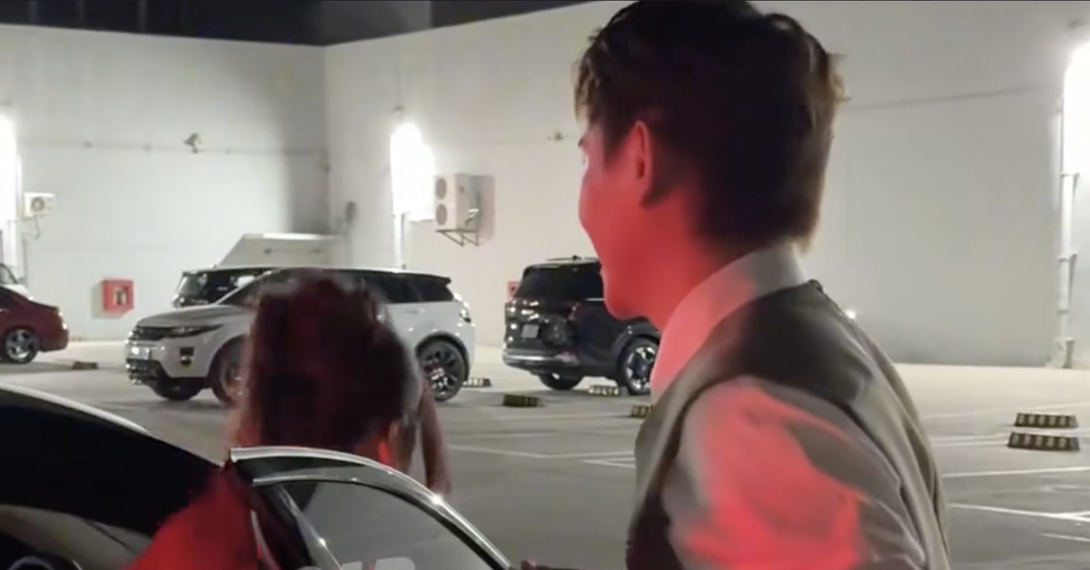 Tóm dính cặp đôi mới Vbiz: Công khai ôm eo sát rạt, còn ngồi chung một xe ra về