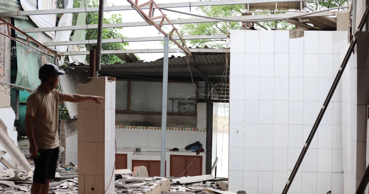 Sụt lún bất thường ven sông Thao, nhiều nhà nứt toác, chính quyền phải lập chốt dã chiến