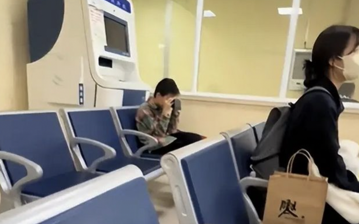 Một bức ảnh chụp trong hành lang bệnh viện khiến hàng triệu phụ huynh chết lặng