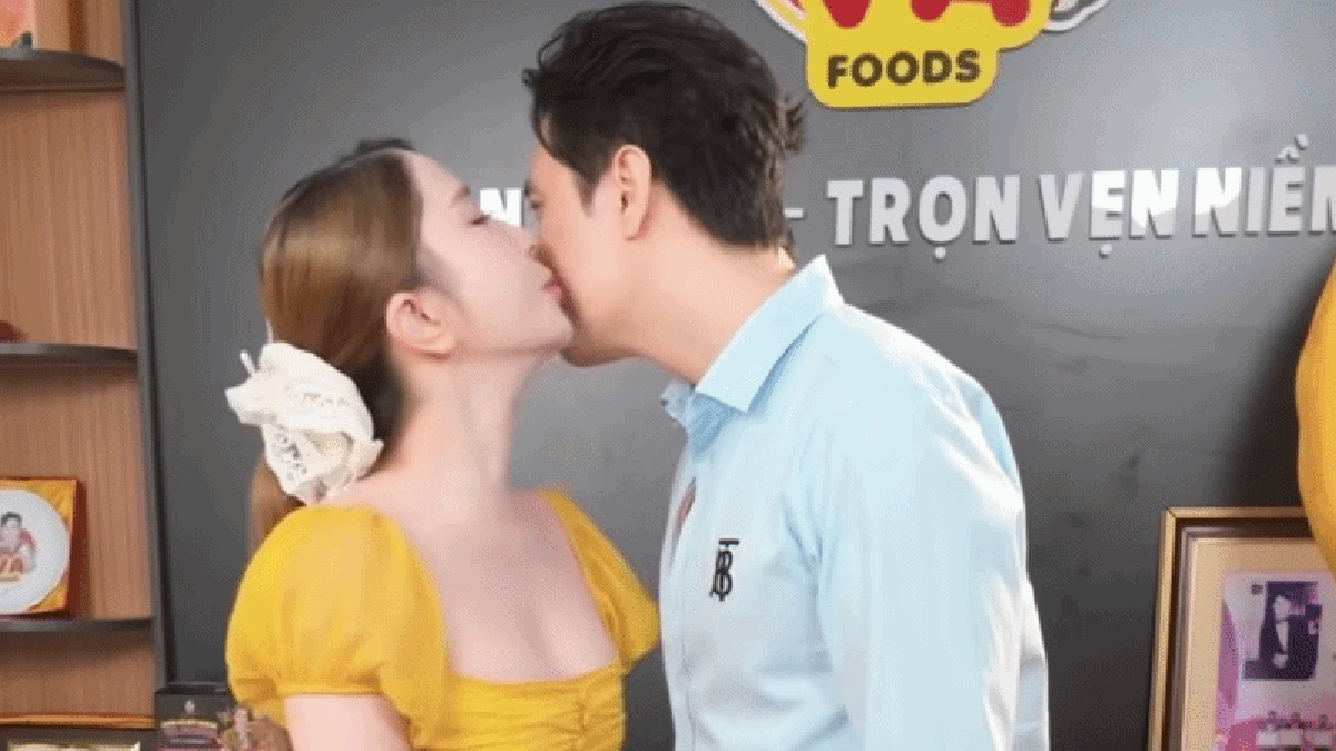 Quỳnh Nga thơm má Việt Anh ngay trên sóng, công khai sau 7 năm mập mờ?