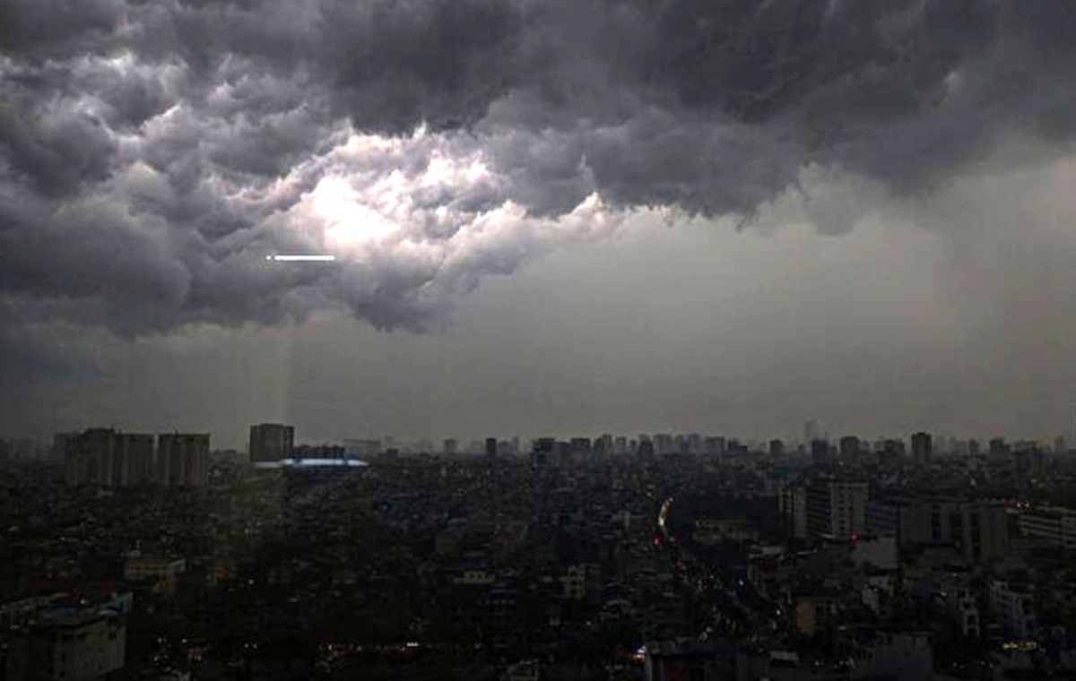 Dự báo thời tiết 23/4: Miền Bắc mưa dông diện rộng, nguy cơ lốc, sét và mưa đá