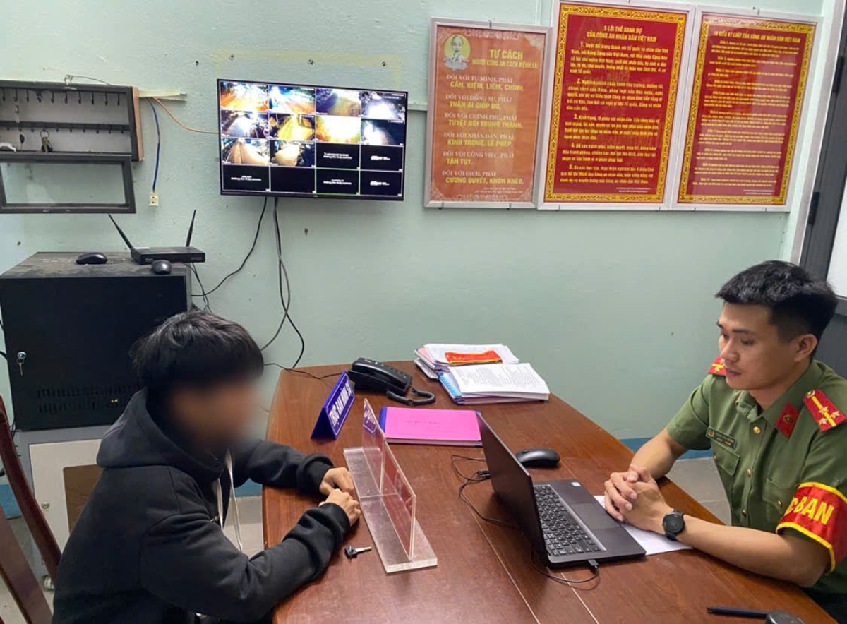 Thấy cháu trai liên tục chuyển 2.500.000 đồng cho người tên "Quân", bà nội lập tức đưa nam sinh SN 2009 đến công an