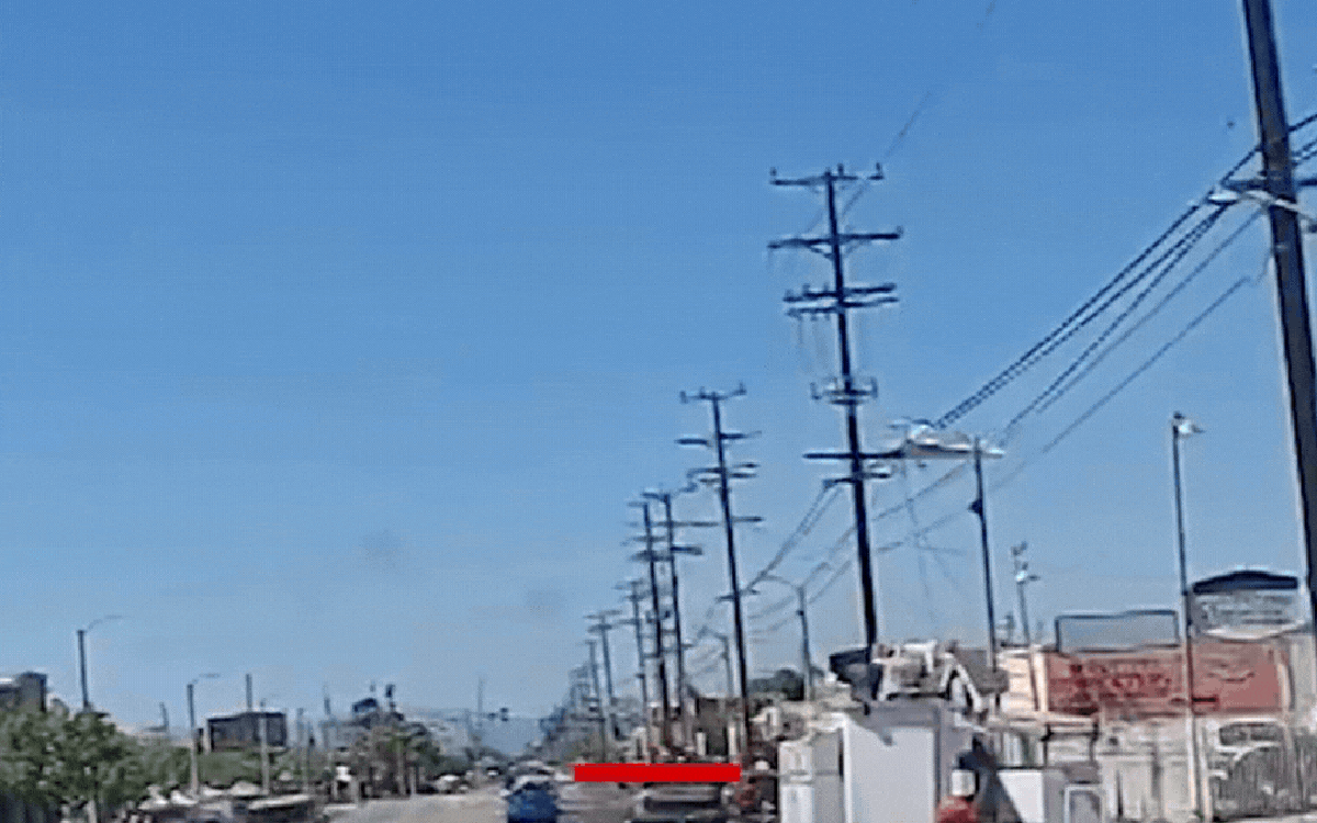 Khoảnh khắc kinh hoàng: Máy bay đâm vào cột điện rồi rơi xuống đất