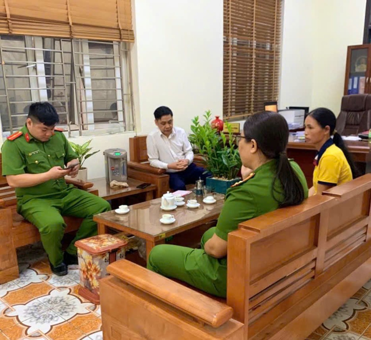 Ra chi nhánh ngân hàng Agribank xin rút tiền tiết kiệm, người phụ nữ SN 1985 bị giao dịch viên lập tức báo cảnh sát