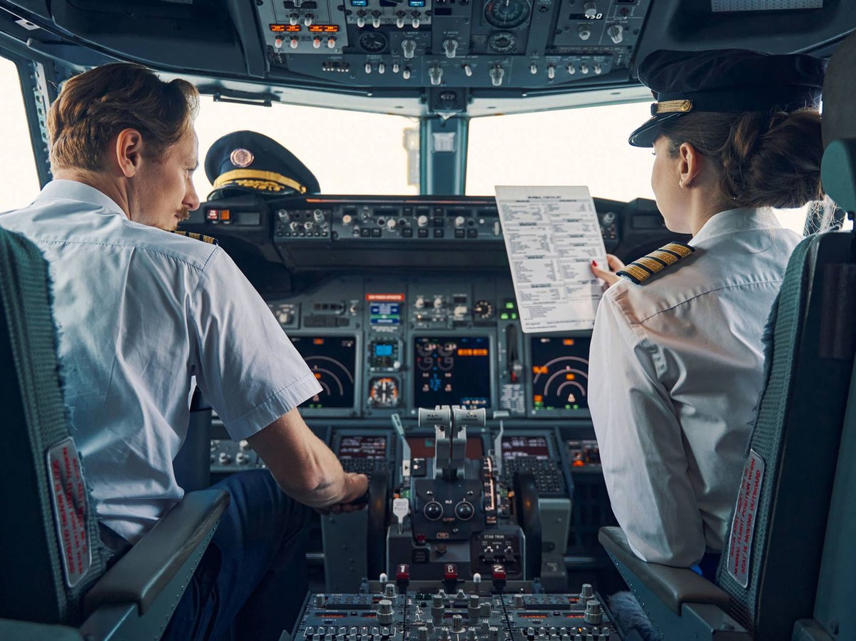 Phát ra tiếng “mèo kêu, chó sủa” khi bay: Hai phi công bị điều tra