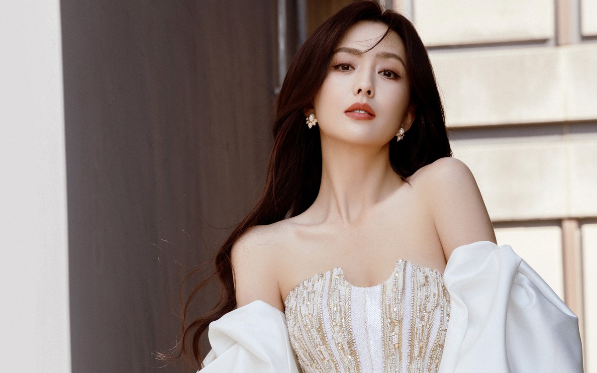 Mẹ đơn thân showbiz "cấm cả nước nói xấu mình": 1 phút xóa 1.000 bài "bóc phốt" gây choáng váng, ngày ly hôn tậu luôn biệt phủ 3.000m2 ăn mừng