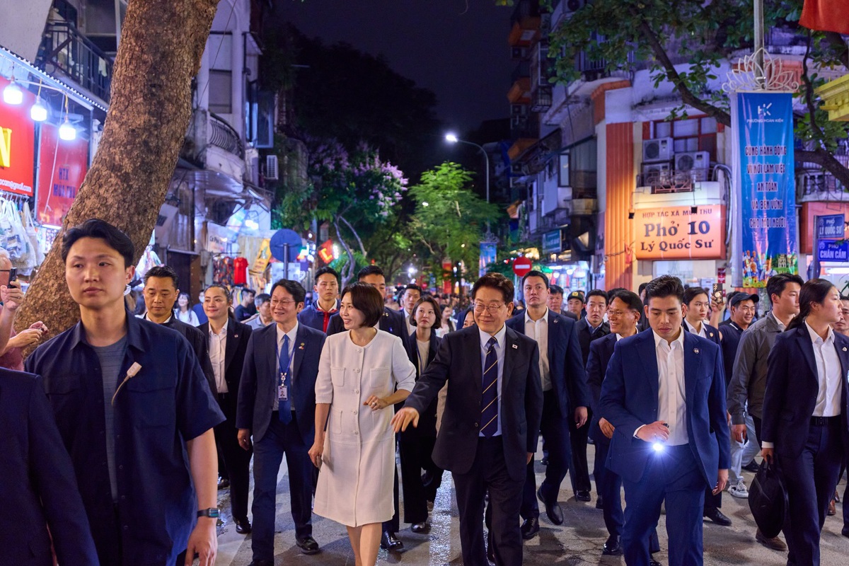 Chia sẻ gây sốt trên Instagram của Tổng thống Hàn Quốc sau chuyến dạo bộ Hồ Gươm: “Buổi tối Hà Nội thực sự rất đẹp”