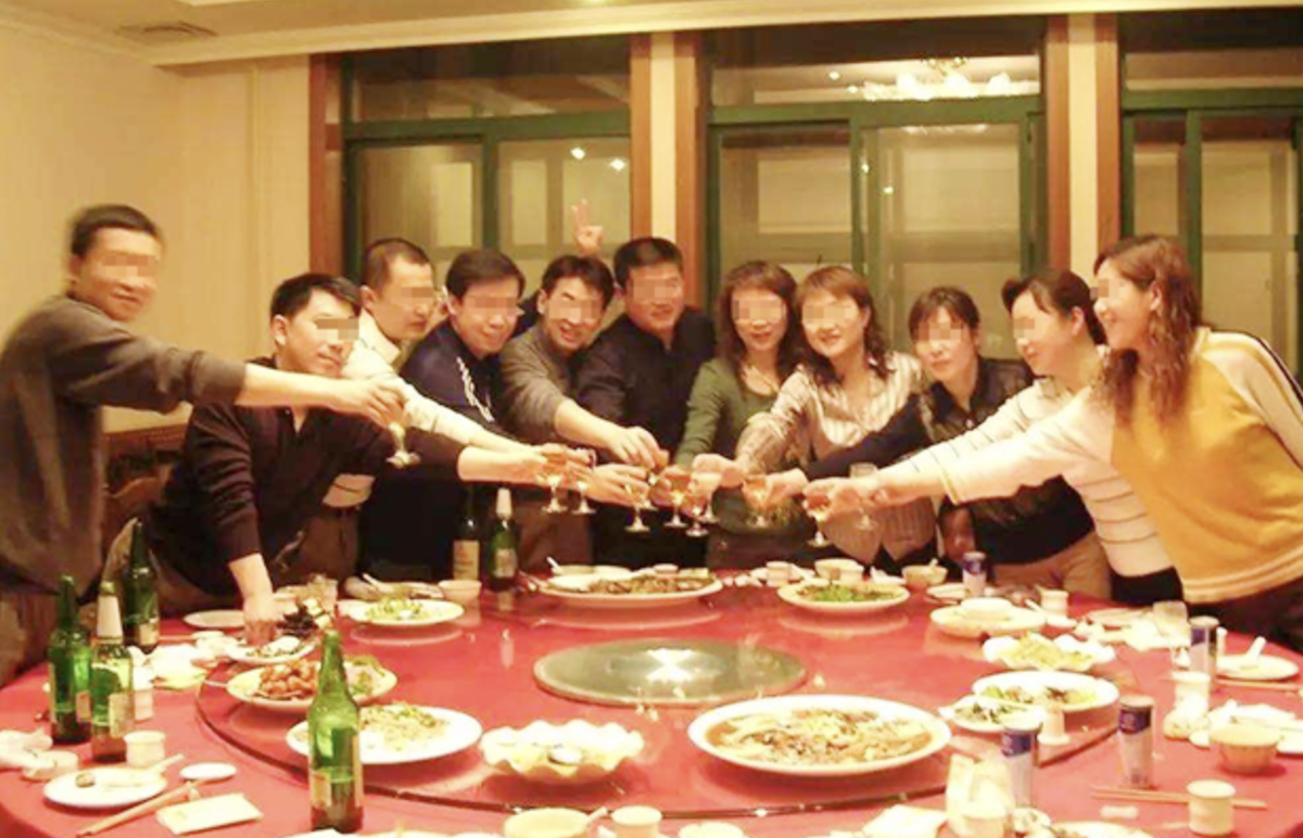 Đi họp lớp, tôi bị chế giễu vì kiếm 15 triệu/tháng: Khi con trai tôi đến đón, tất cả họ đều sững sờ