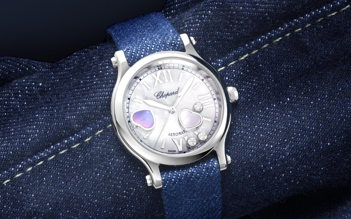 “Lá bùa duyên trên cổ tay”: Sự kết hợp không tưởng của kim cương và denim trong cùng 1 chiếc đồng hồ