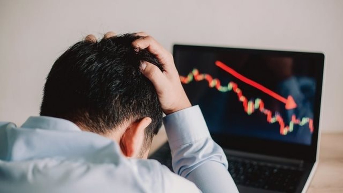 Khối ngoại bán ròng đột biến hơn 2.000 tỷ đồng phiên cuối tuần, cổ phiếu nào là tâm điểm "xả hàng"?