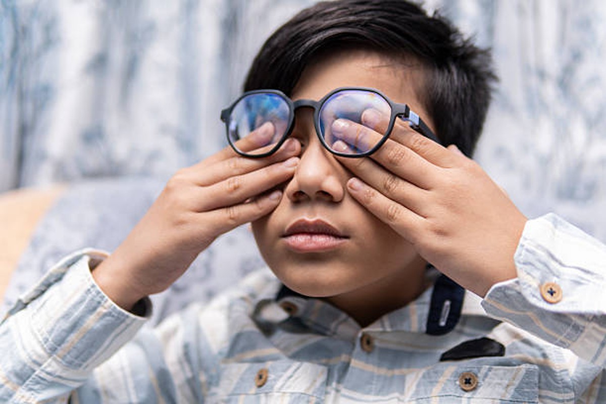 Con đeo kính càng ngày càng mờ, 1 năm sau phát hiện lỗi “khó tin” khiến phụ huynh ngã ngửa
