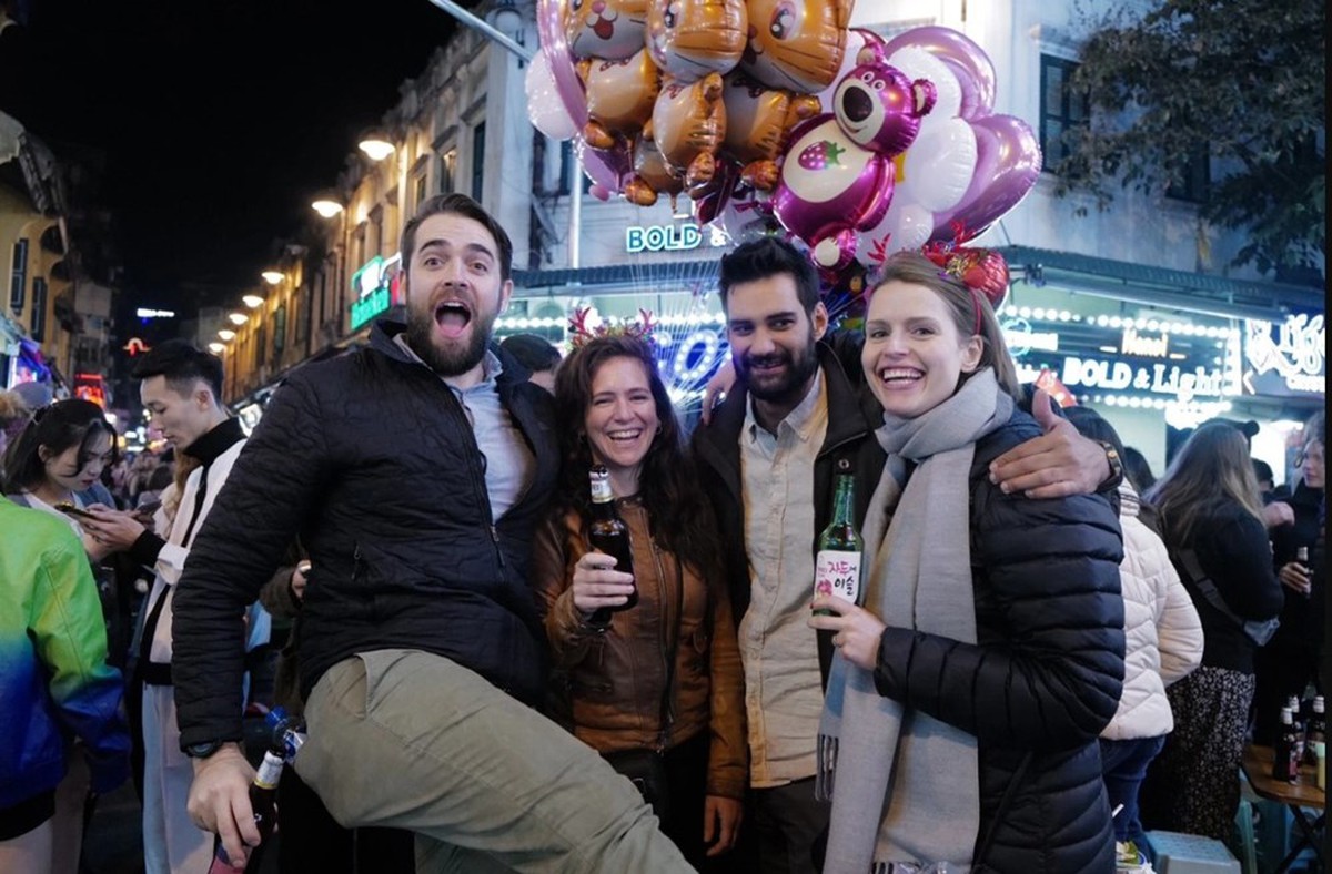 Khách Tây kể lại trải nghiệm lúc 1h sáng giữa thủ đô rồi đưa ra quyết định bất ngờ này