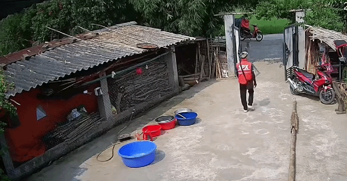 Shipper đến giao hàng bỗng dắt xe máy của khách đi: Đoạn camera an ninh 24 giây được tung lên mạng