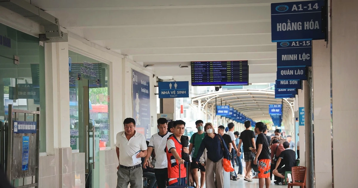 Hối hả rời Thủ đô, bến xe Hà Nội "tăng nhiệt" trước kỳ nghỉ Giỗ Tổ