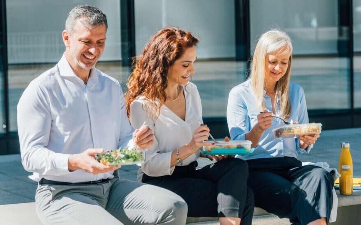 Vì sao người Pháp cấm ăn trưa tại bàn làm việc?