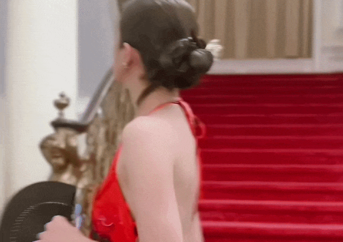 Cận cảnh nhan sắc mỹ nhân dân tộc Tày đang làm náo loạn cõi mạng, đến Hoa hậu đứng cạnh cũng chỉ làm nền