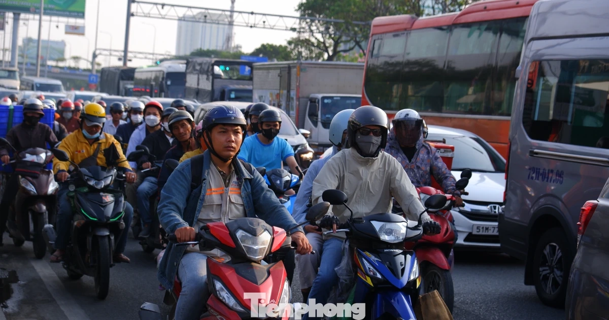 Ùn ùn rời thành phố nghỉ lễ, cửa ngõ TPHCM đông nghịt từ sáng sớm