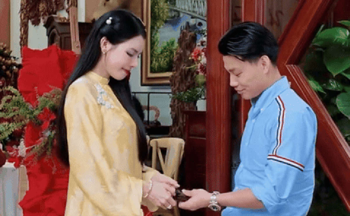 Có ai như tuyển thủ Văn Thanh: Vợ xinh chưa cưới vào cửa đã bàn giao thẻ lương cực uy tín, hé lộ luôn "quỹ đen"