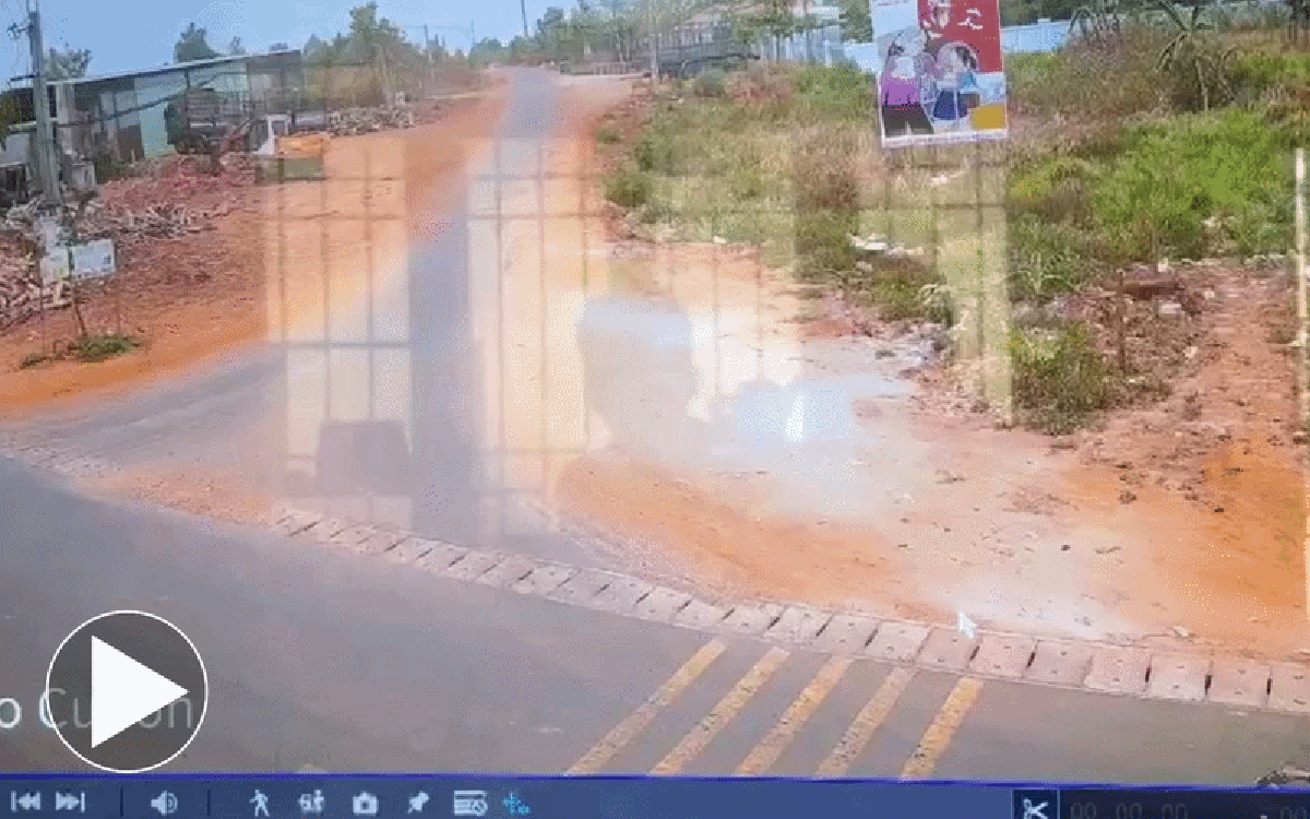 Vụ nam sinh lớp 12 lao xuống mương tử vong: Clip mới hé lộ điều gì?