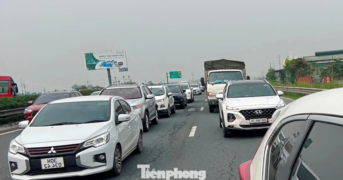Cao tốc ‘đóng – mở’ để phân luồng dòng xe cuồn cuộn ngày đầu nghỉ lễ