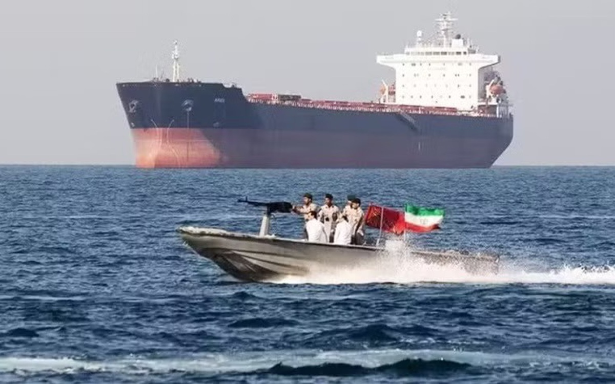 Hàng chục tỷ euro "chìm đắm" ở eo biển Hormuz