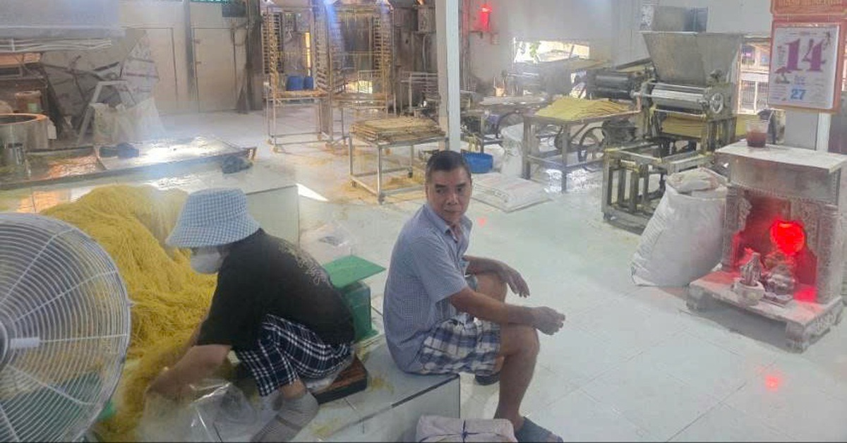 Triệt phá cơ sở sản xuất mì tươi do cặp vợ chồng cầm đầu "ngậm" hàn the và thủy tinh lỏng: Hơn 2.800 tấn đã tuồn ra thị trường suốt 12 năm