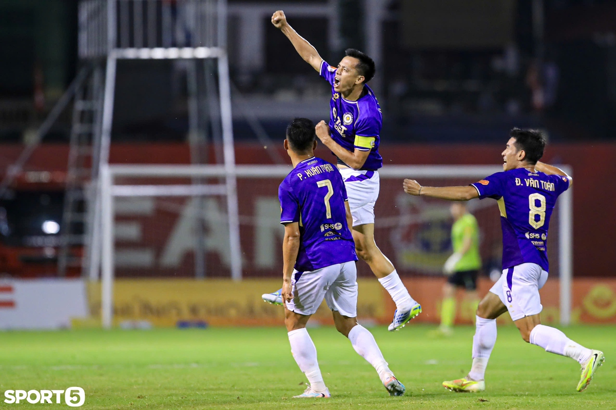 Văn Quyết bị cấm thi đấu 1 trận tại V.League