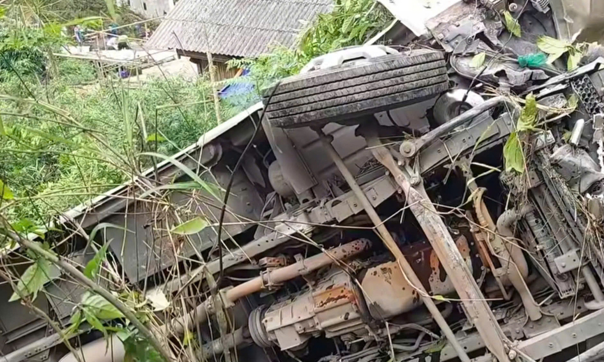 Hiện trường vụ xe khách chở 25 người lao xuống vực sâu 100m ở Sơn La