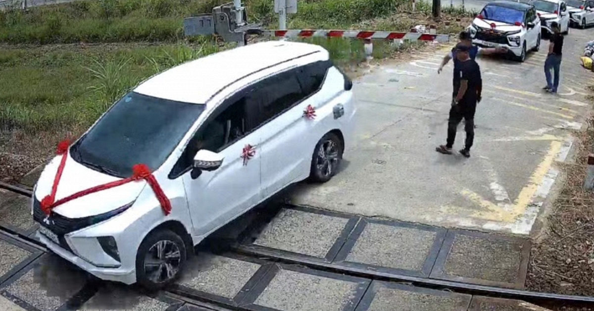 Xe rước dâu cố vượt rào chắn, mắc kẹt trên đường ray khi tàu đang tới: Danh tính tài xế và cái kết