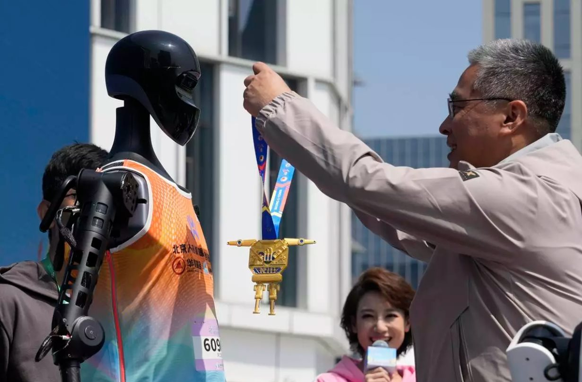 Tiến sĩ 46 tuổi thành tỷ phú USD nhờ công ty vô...