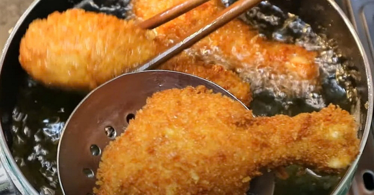 Cậu bé 14 tuổi rơi vào nguy kịch sau khi ăn liền lúc 6 chiếc đùi gà và vài miếng thịt lợn kho