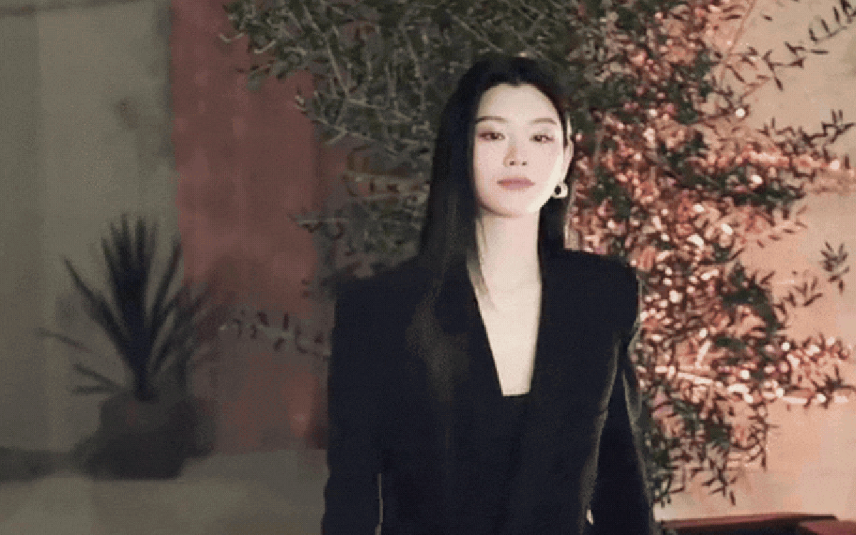 Nàng dâu gia tộc nghìn tỷ mặc đơn giản đi event vẫn sang, visual U40 khó tin