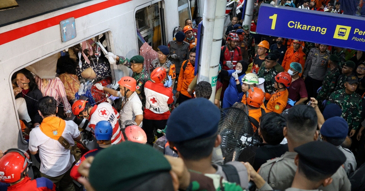 Hiện trường thảm kịch 2 tàu hỏa đâm nhau tại Indonesia: Ít nhất 7 người thiệt mạng, 81 người bị thương