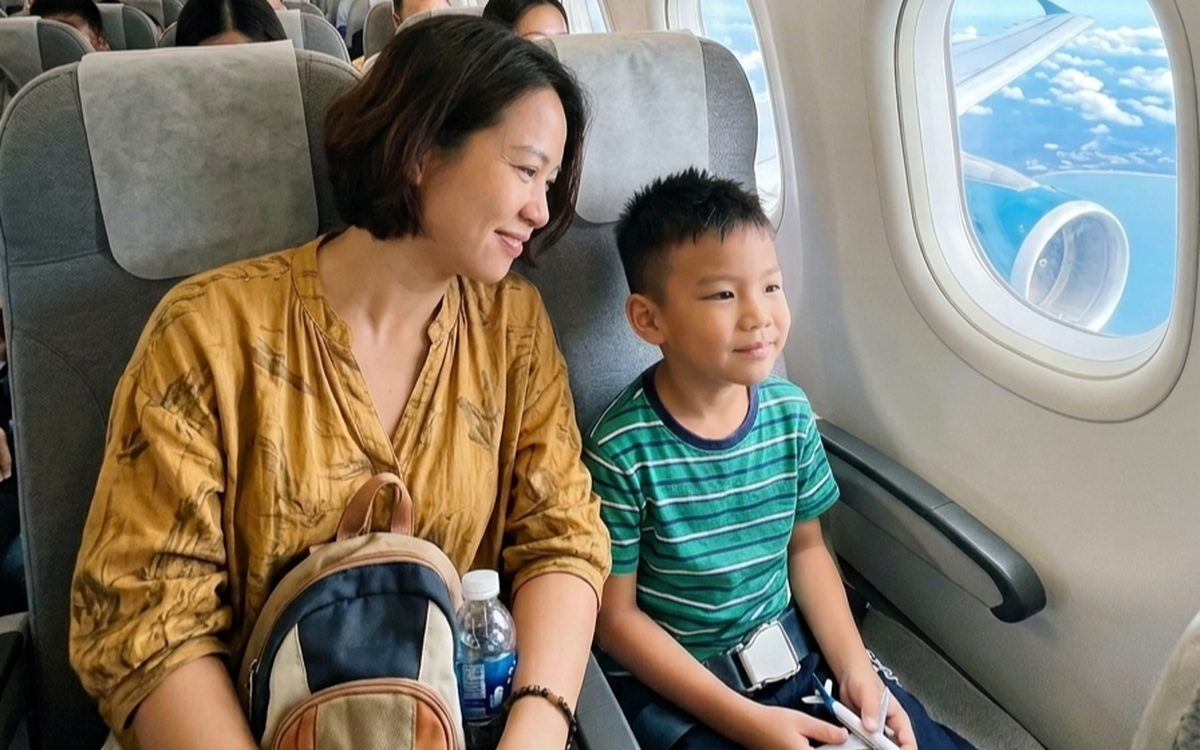 Đi máy bay, con trai hỏi: "Sao nhà mình không mua vé hạng thương gia?" - Cách trả lời của bà mẹ TP.HCM khiến nhiều người gật gù