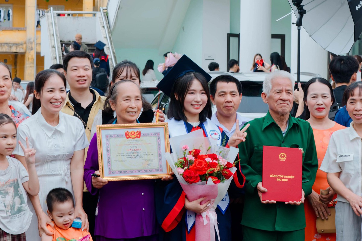 Tốt nghiệp mà ngỡ dạm ngõ: Nữ sinh thủ khoa thuê hẳn xe 29 chỗ đưa cả đại gia đình đi nhận bằng